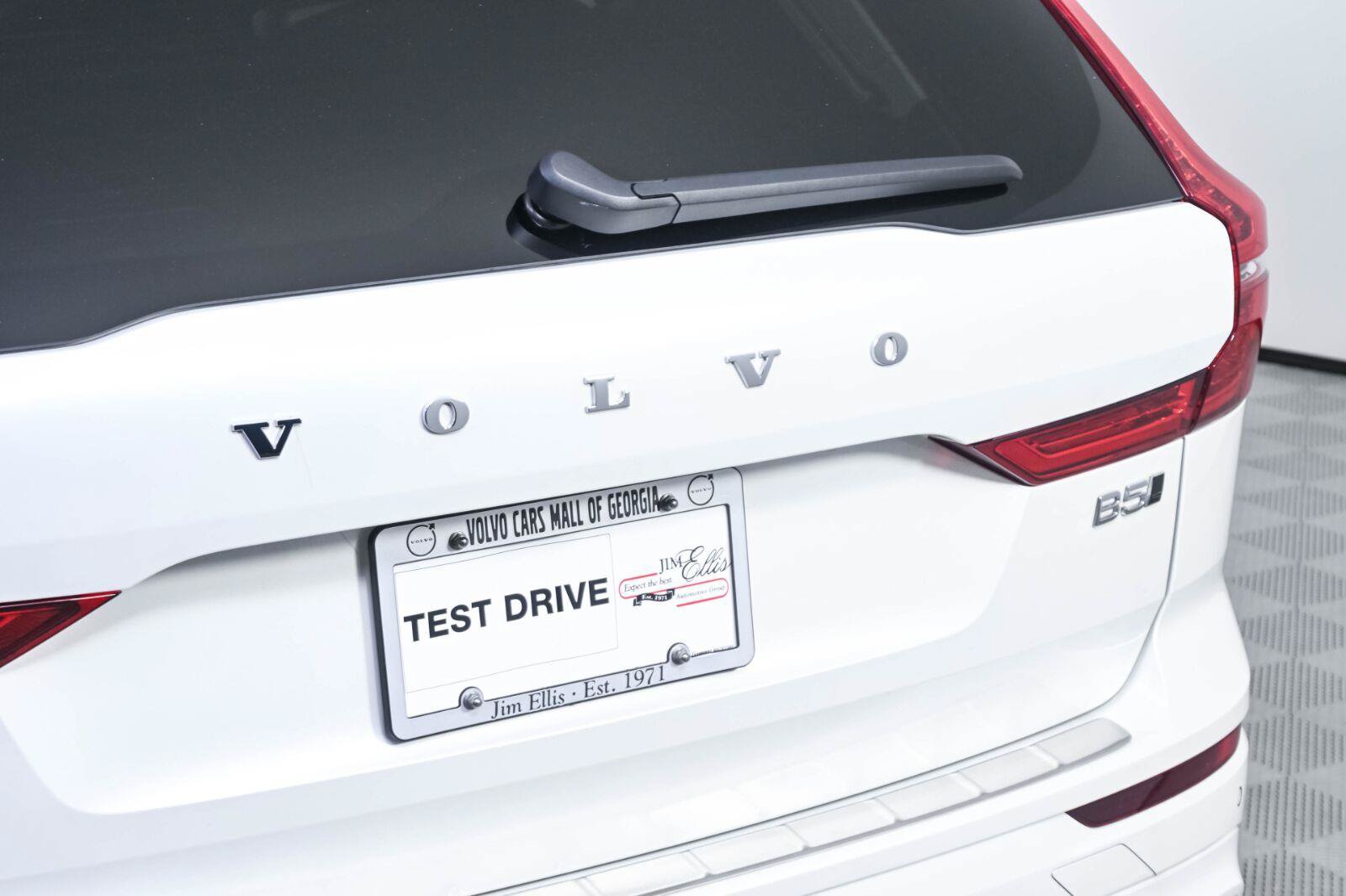 Certified 2025 Volvo XC60 B5 Plus w/ Protection Package Premier AWD/4WD image 35