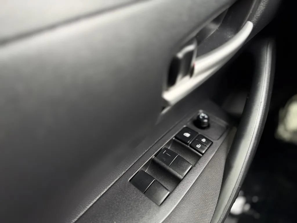 Used 2021 Toyota Corolla LE FWD image 9