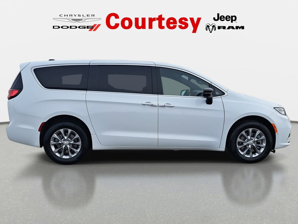 New 2026 Chrysler Pacifica Select AWD/4WD image 2