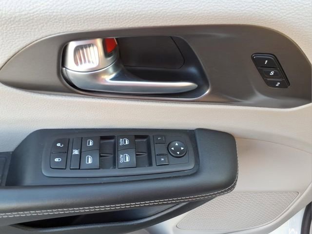 Used 2024 Chrysler Pacifica Touring-L image 25