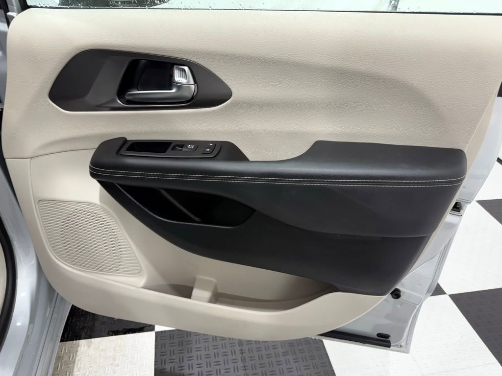 Used 2024 Chrysler Pacifica Touring-L FWD image 25