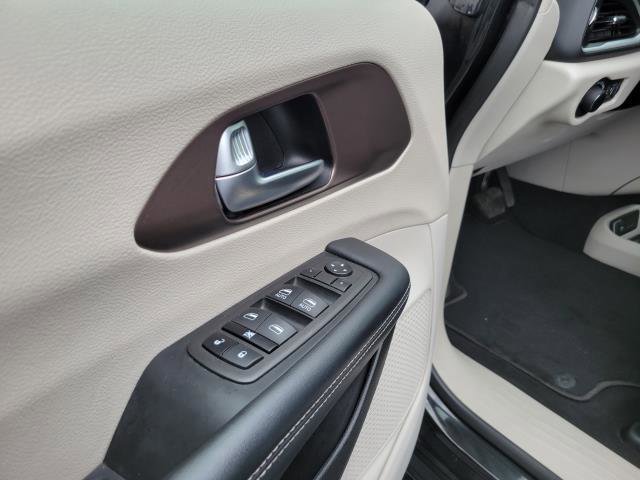 Used 2023 Chrysler Voyager LX image 7