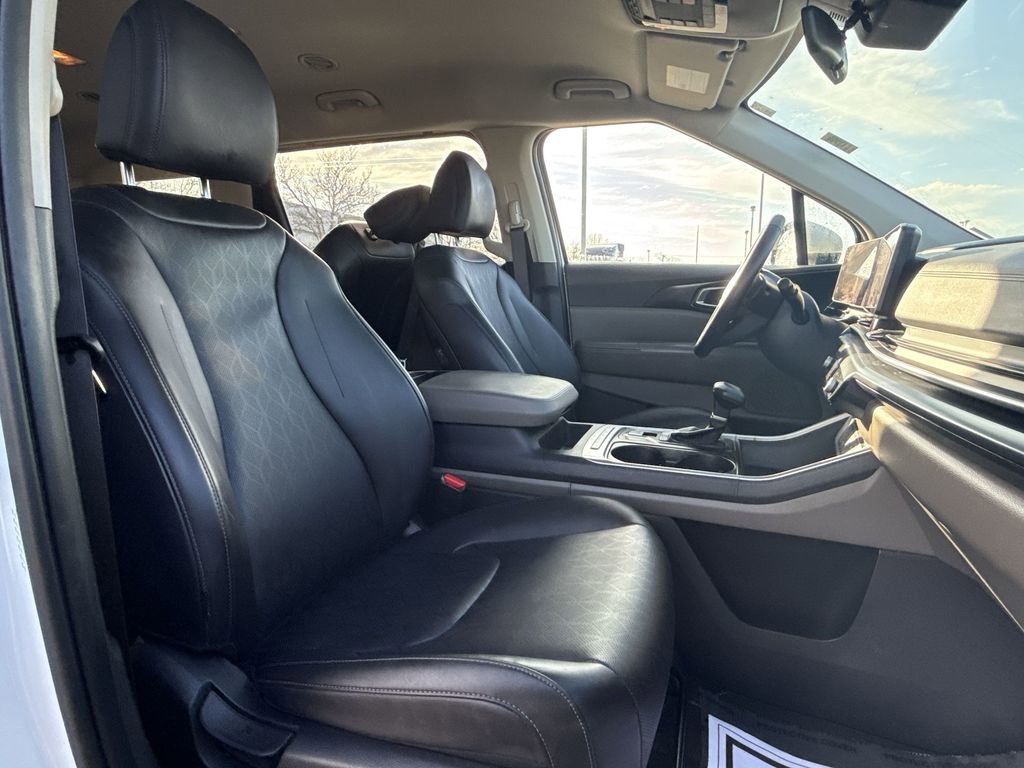 Used 2025 Kia Carnival image 25
