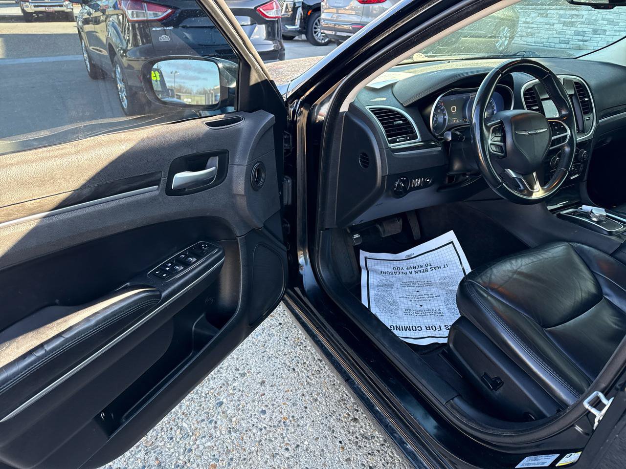 Used 2017 Chrysler 300 Limited RWD image 10