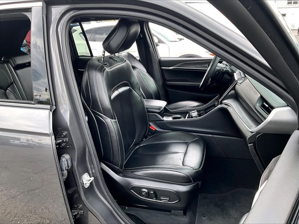 Used 2024 Jeep Grand Cherokee Limited AWD/4WD image 11