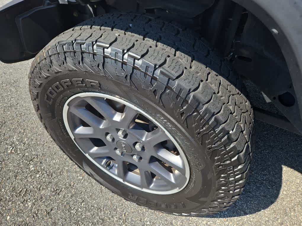 Used 2020 Jeep Gladiator Overland AWD/4WD image 14
