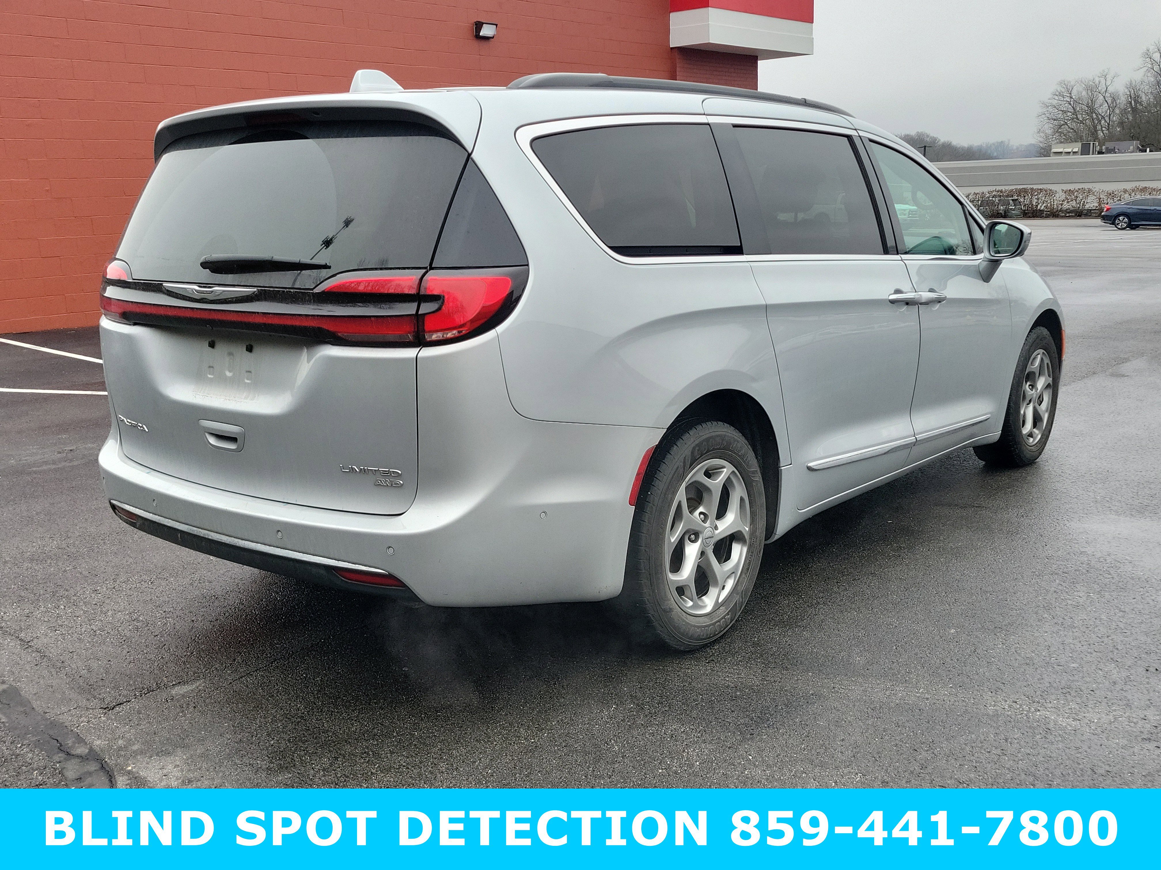 Used 2022 Chrysler Pacifica Limited w/ Uconnect Theater Family Group image 3