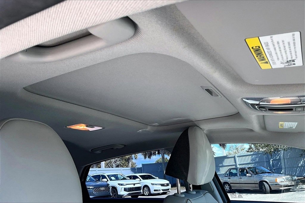 Used 2022 Hyundai Elantra Limited image 22