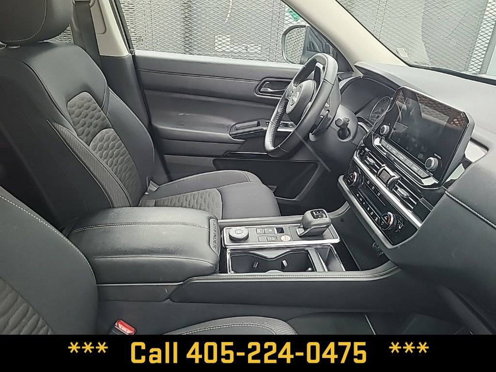 Used 2025 Nissan Pathfinder SV image 17