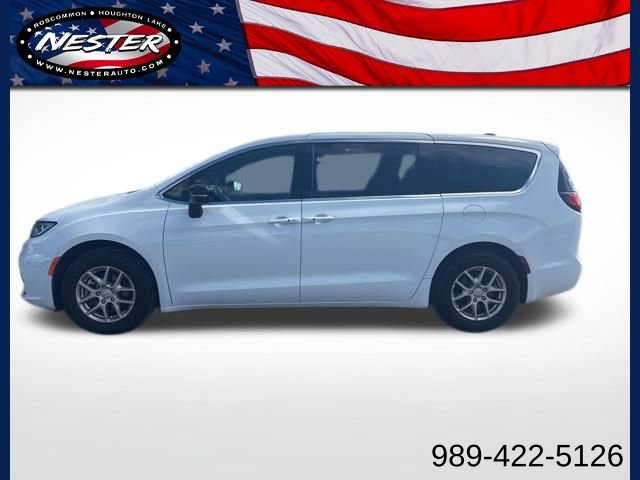 Used 2026 Chrysler Pacifica Select image 1