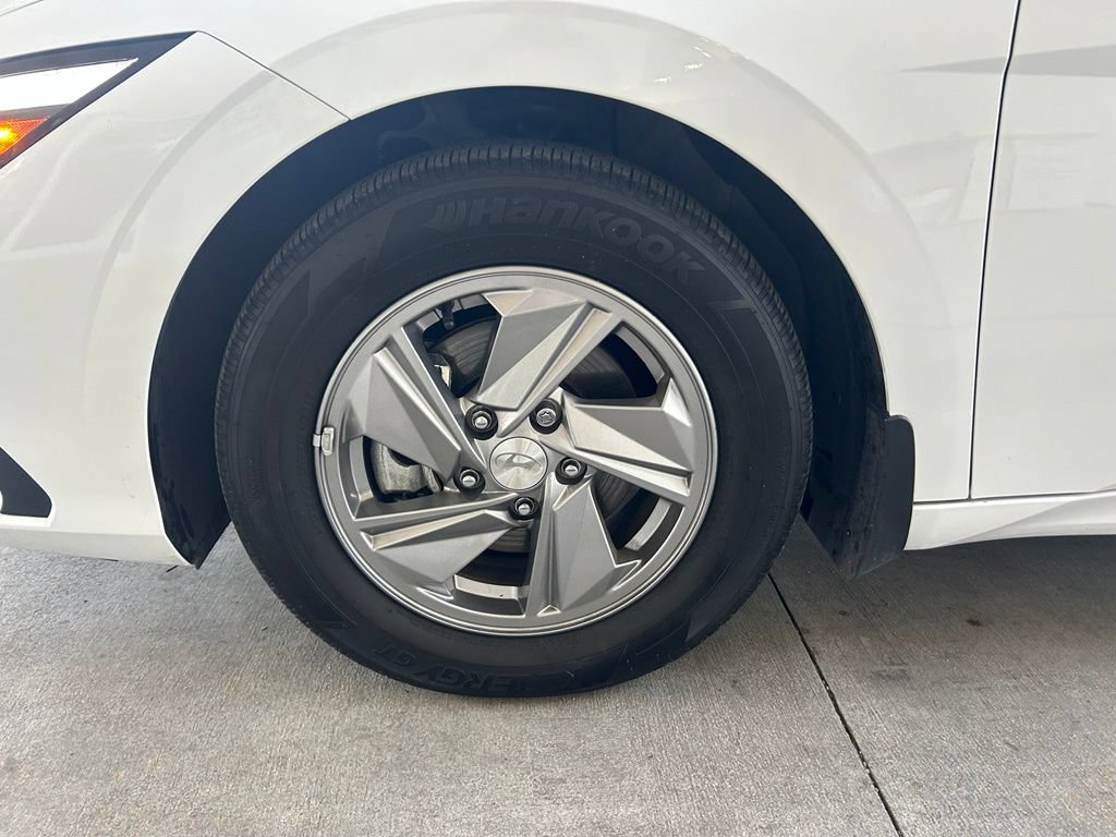 Used 2025 Hyundai Elantra SE FWD image 13