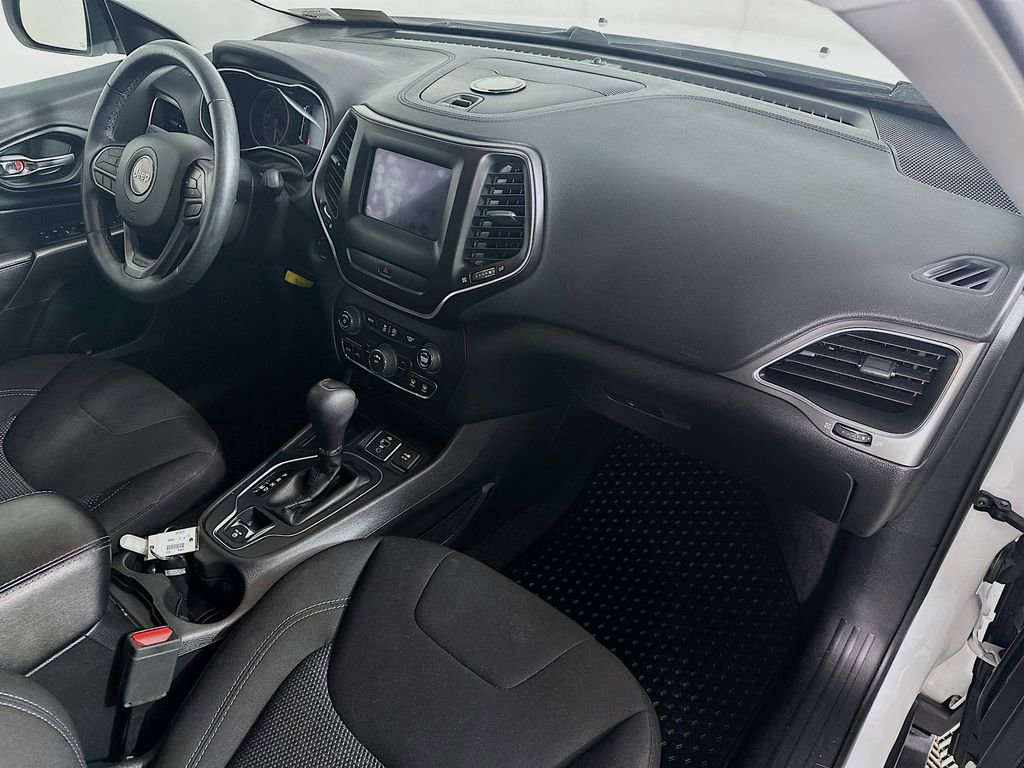 Used 2019 Jeep Cherokee Latitude w/ Cold Weather Group image 32