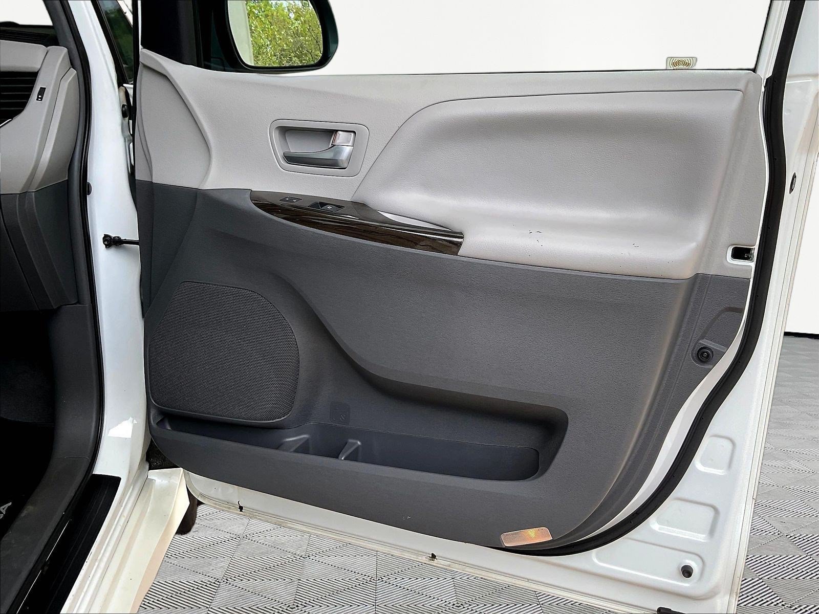Used 2019 Toyota Sienna XLE w/ XLE Navigation Package FWD image 28