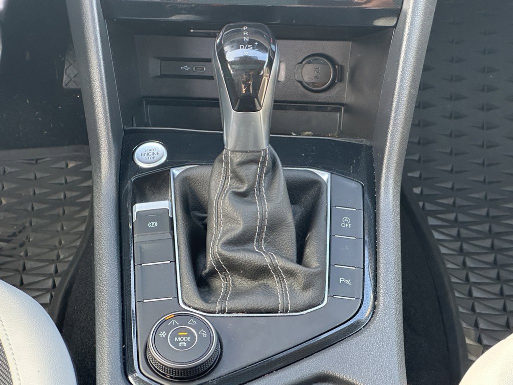 Used 2025 Volkswagen Taos SE w/ Panoramic Sunroof Package image 16