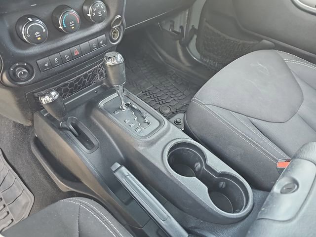 Used 2015 Jeep Wrangler Unlimited Sahara w/ Connectivity Group AWD/4WD image 29