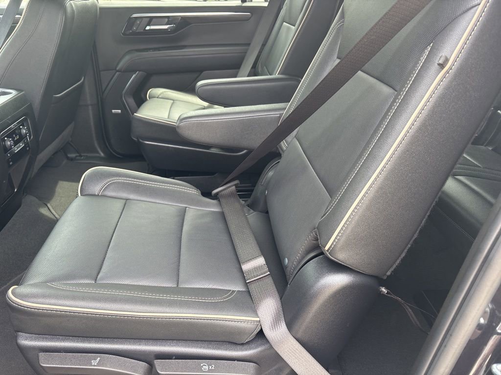 Used 2025 Chevrolet Suburban Premier RWD image 26