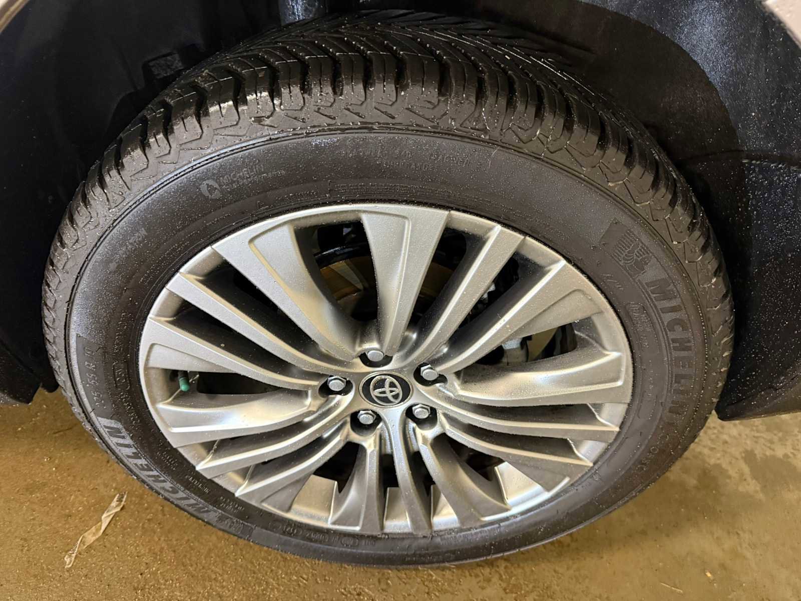 Certified 2021 Toyota Venza Limited image 9