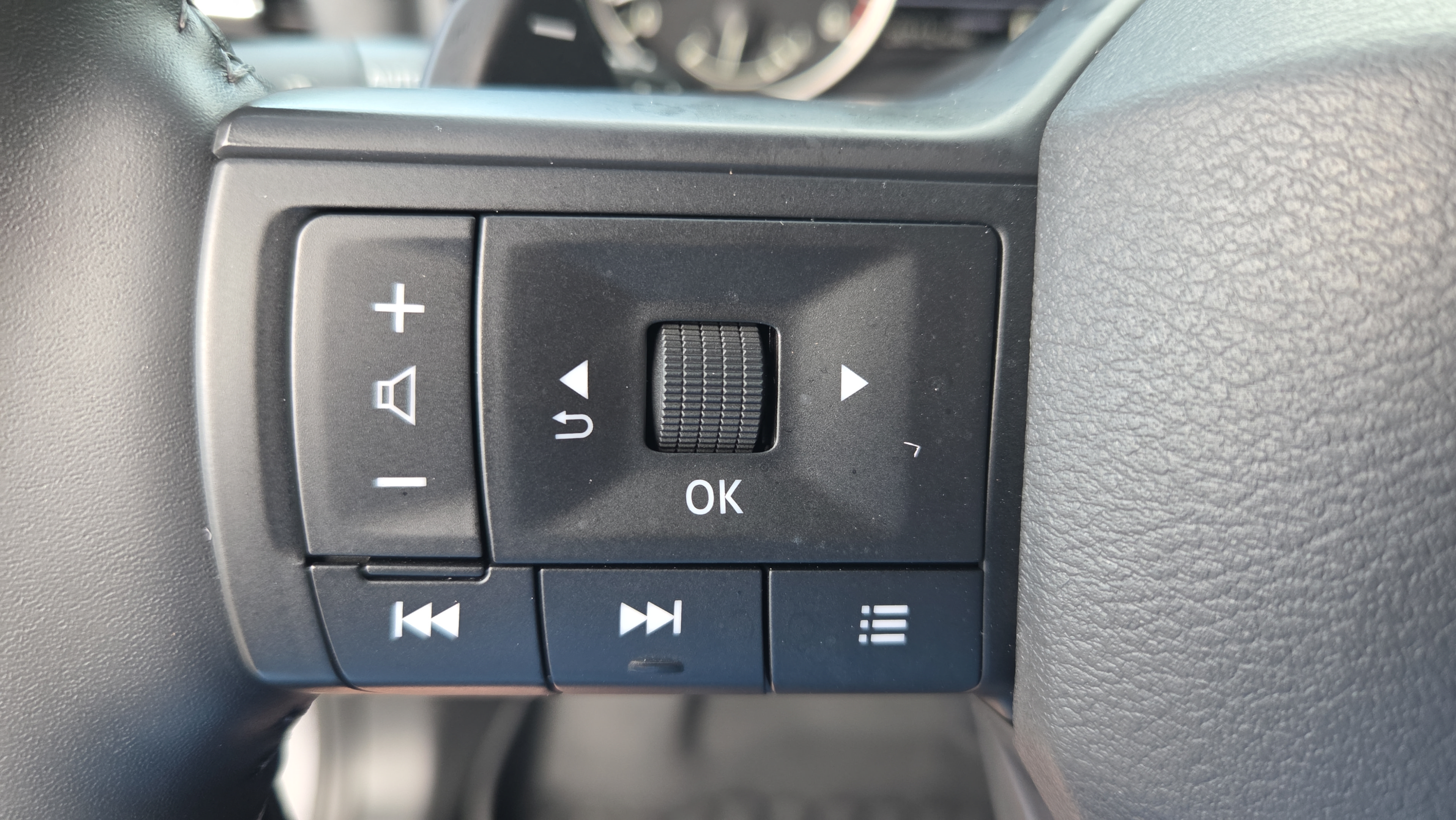 Used 2025 Nissan Rogue SV w/ SV Premium Package FWD image 24