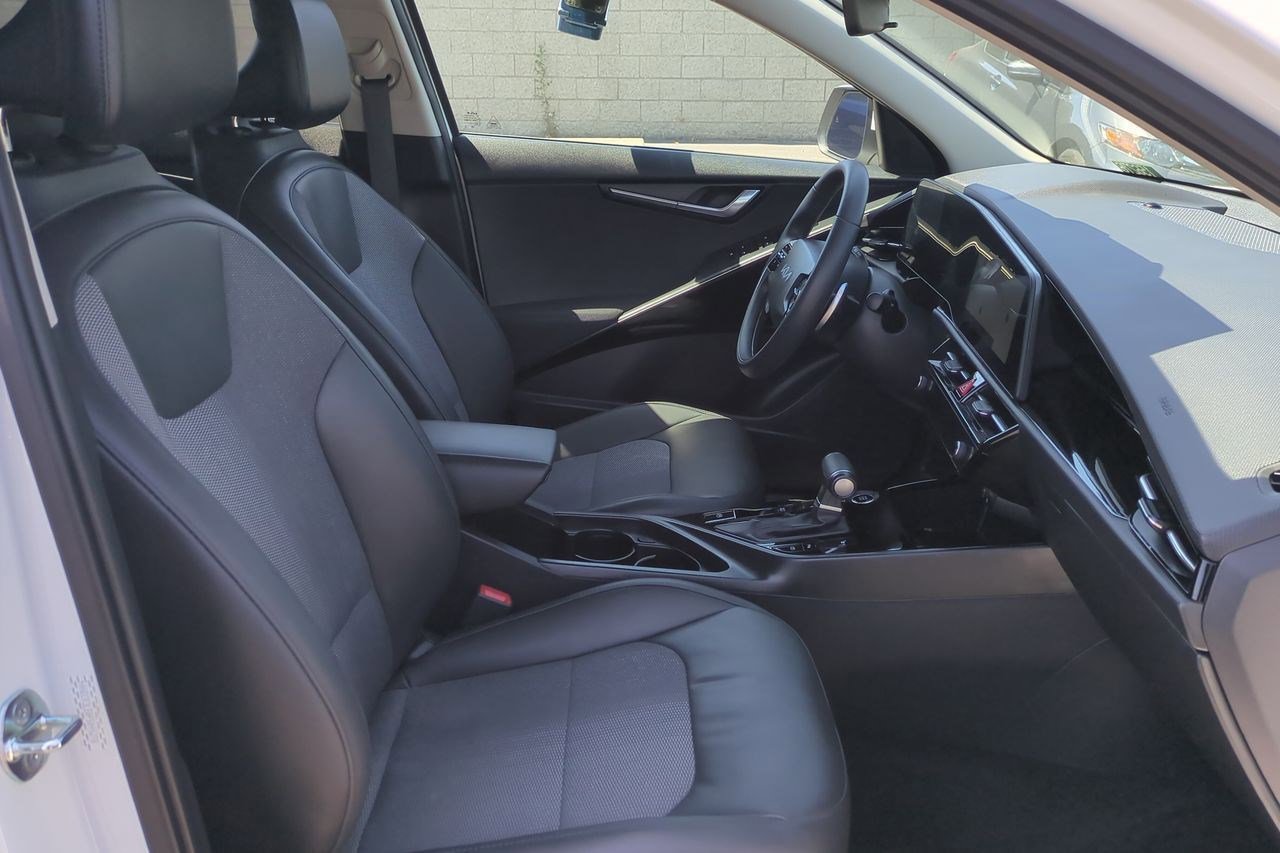 Used 2023 Kia Niro EX FWD image 25