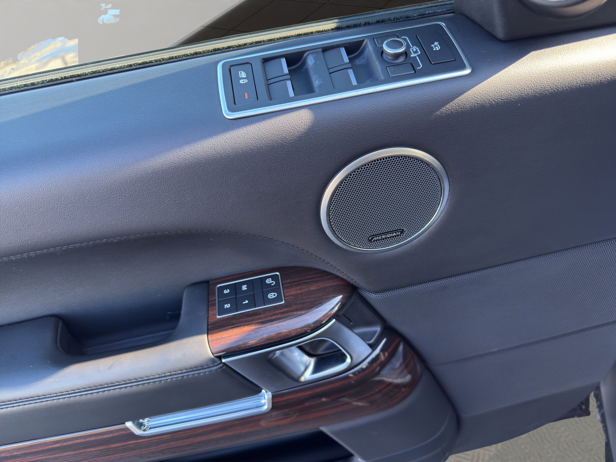 Used 2016 Land Rover Range Rover HSE image 12