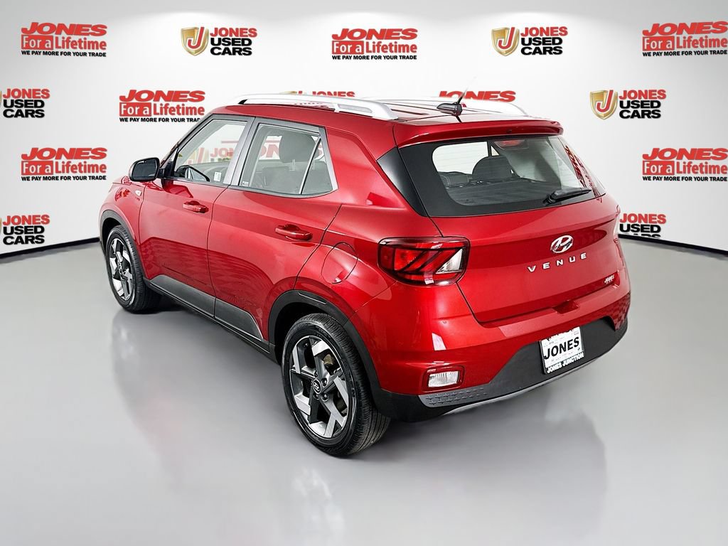 Used 2024 Hyundai Venue SEL FWD image 2