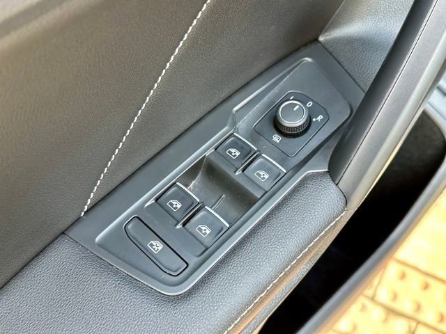 Used 2022 Volkswagen Tiguan SE R-Line image 11