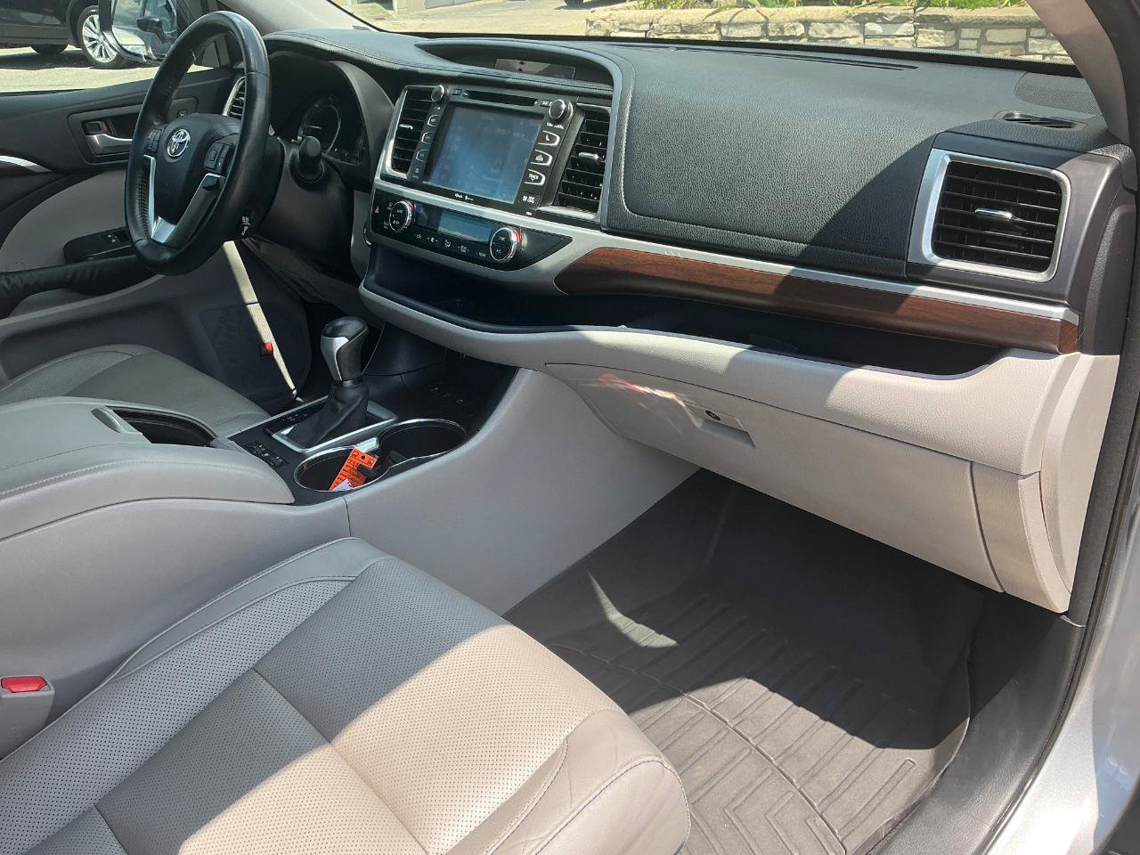 Used 2015 Toyota Highlander Limited w/ Driver Technology Package AWD/4WD image 12