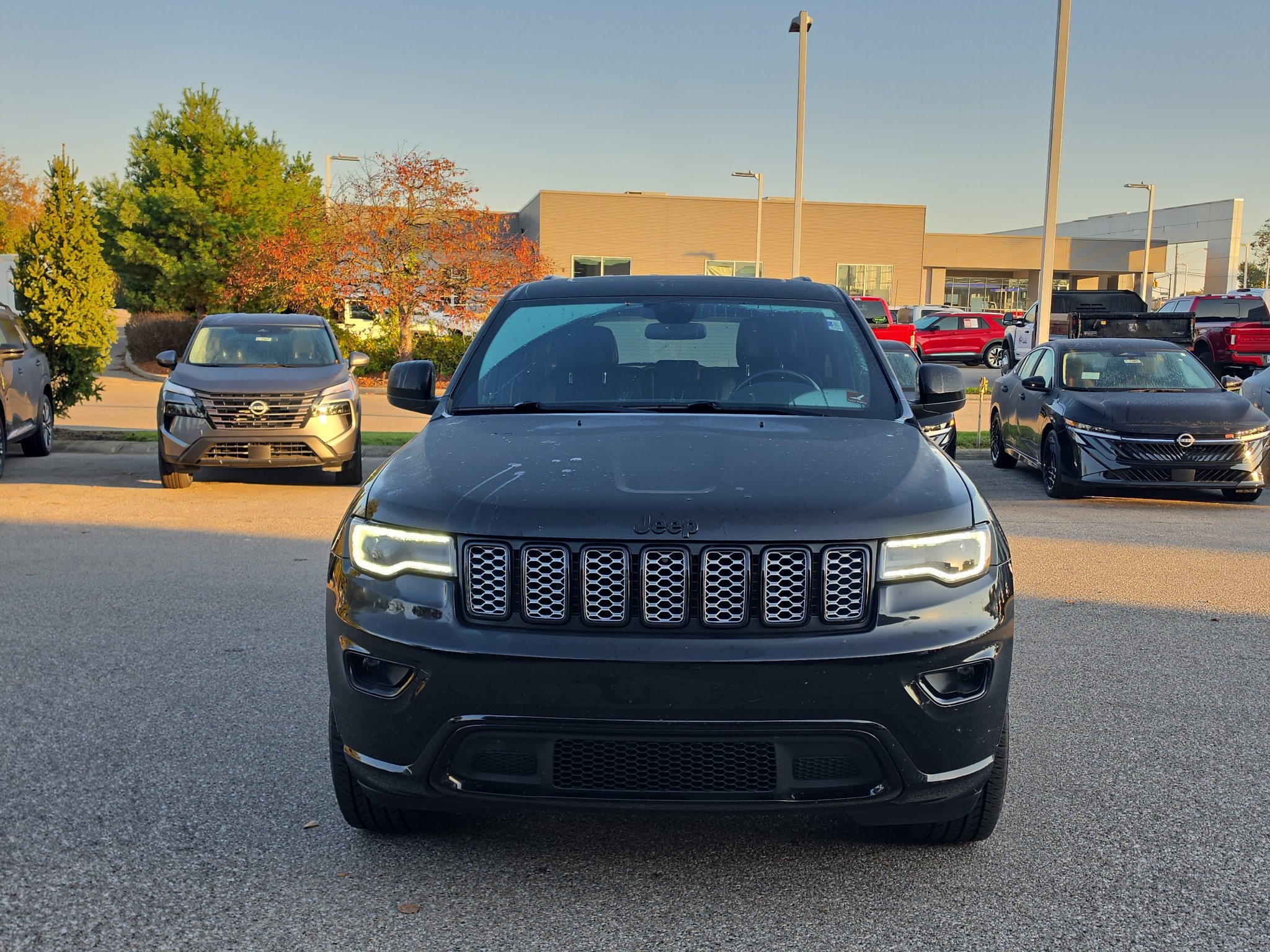 Used 2021 Jeep Grand Cherokee Laredo X AWD/4WD image 2