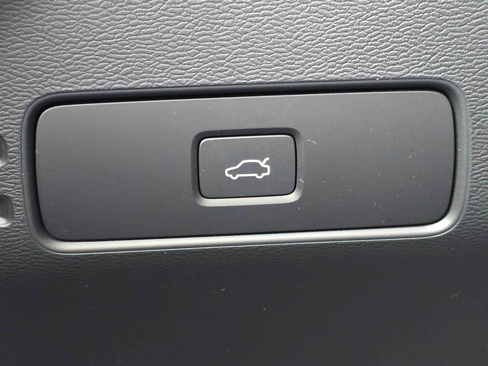 Certified 2023 Volvo XC40 Recharge Ultimate AWD/4WD image 32