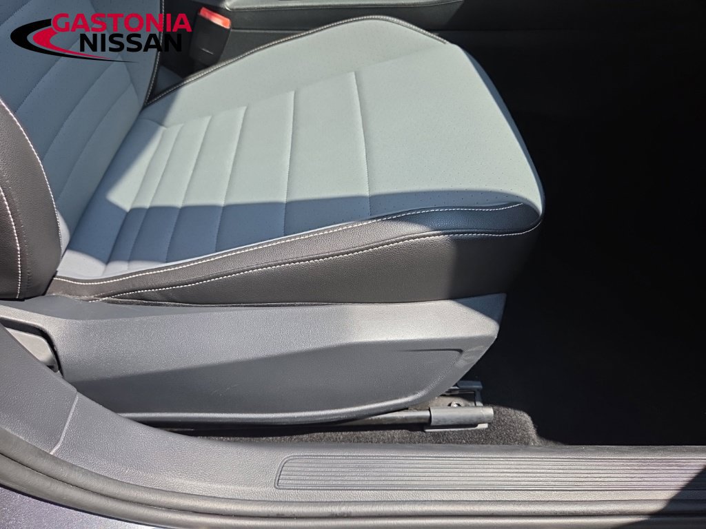 Used 2025 Volkswagen Jetta SE FWD image 42