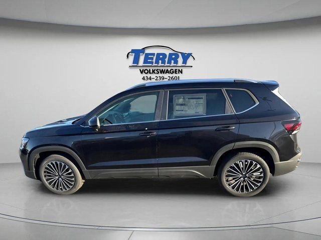 New 2026 Volkswagen Taos SE image 2