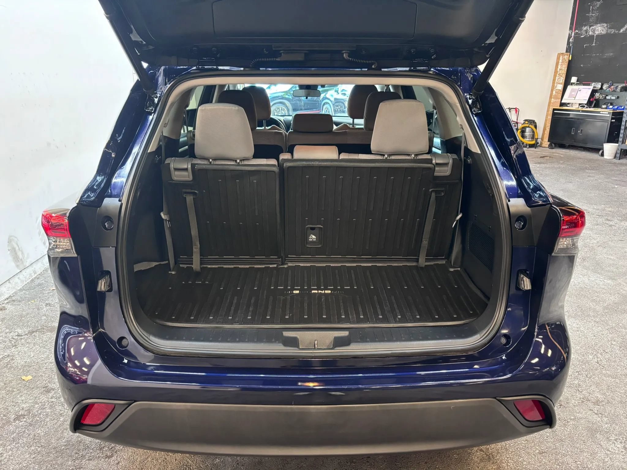 Used 2020 Toyota Highlander LE AWD/4WD image 24