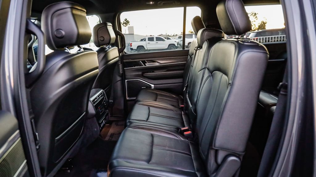 Certified 2024 Jeep Wagoneer L Series II w/ Flexible Seating Group image 19