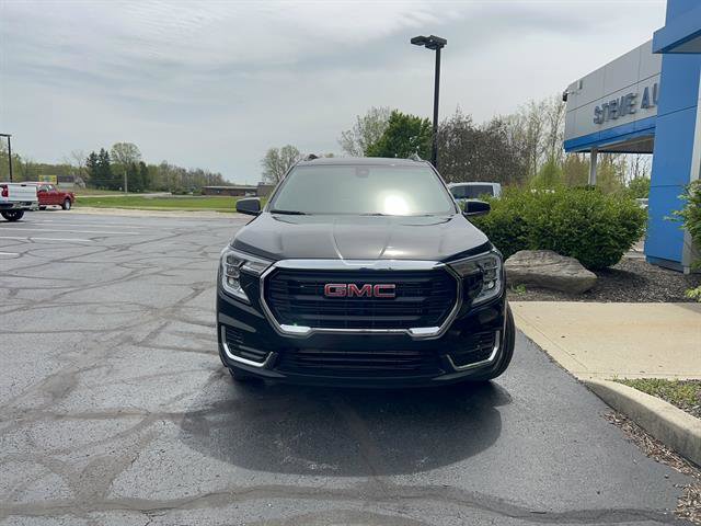 Used 2024 GMC Terrain SLE w/ Driver Convenience Package FWD image 2