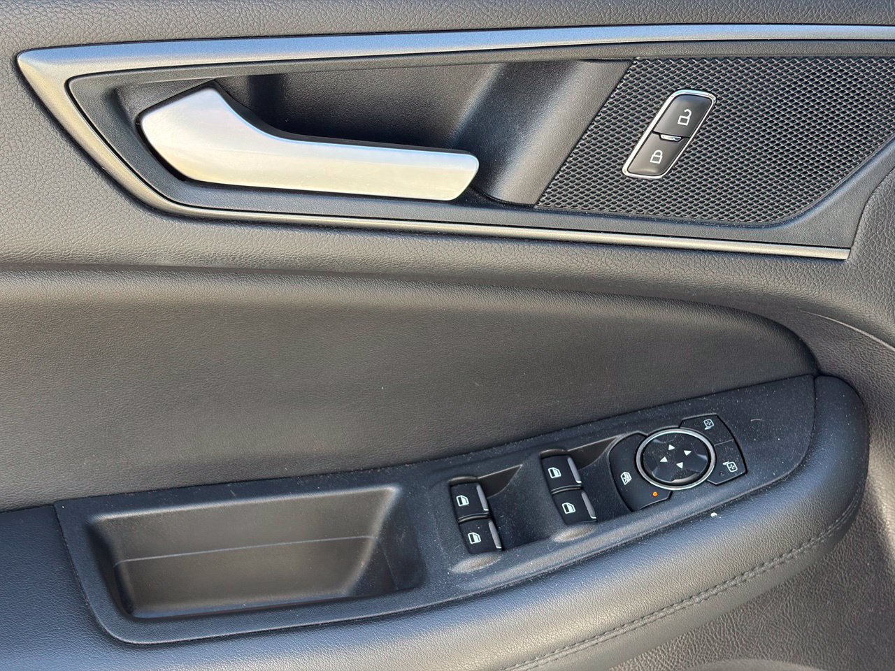 Used 2020 Ford Edge SE FWD image 6