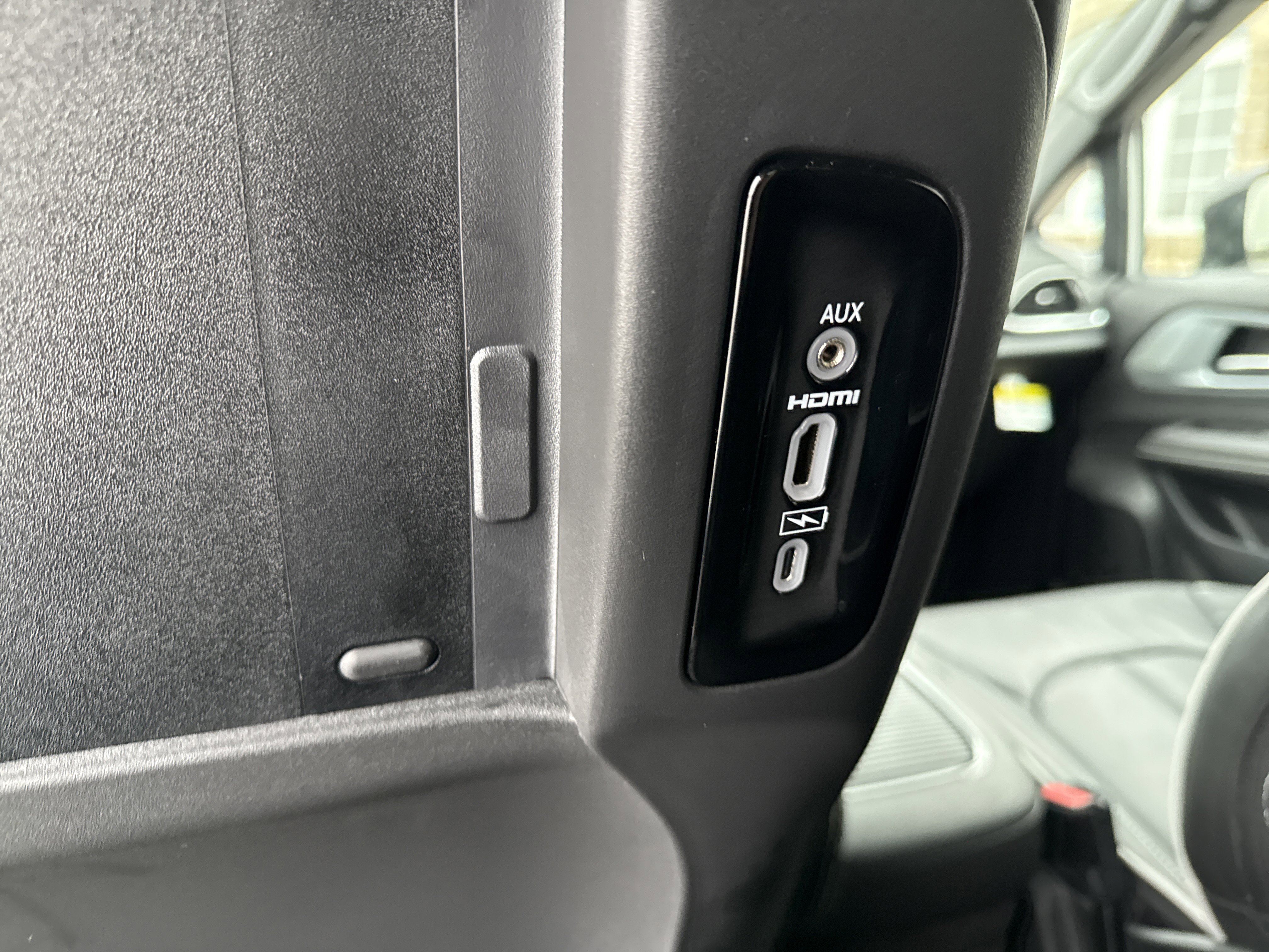 New 2026 Chrysler Pacifica Limited w/ Uconnect Theater Family Group image 36