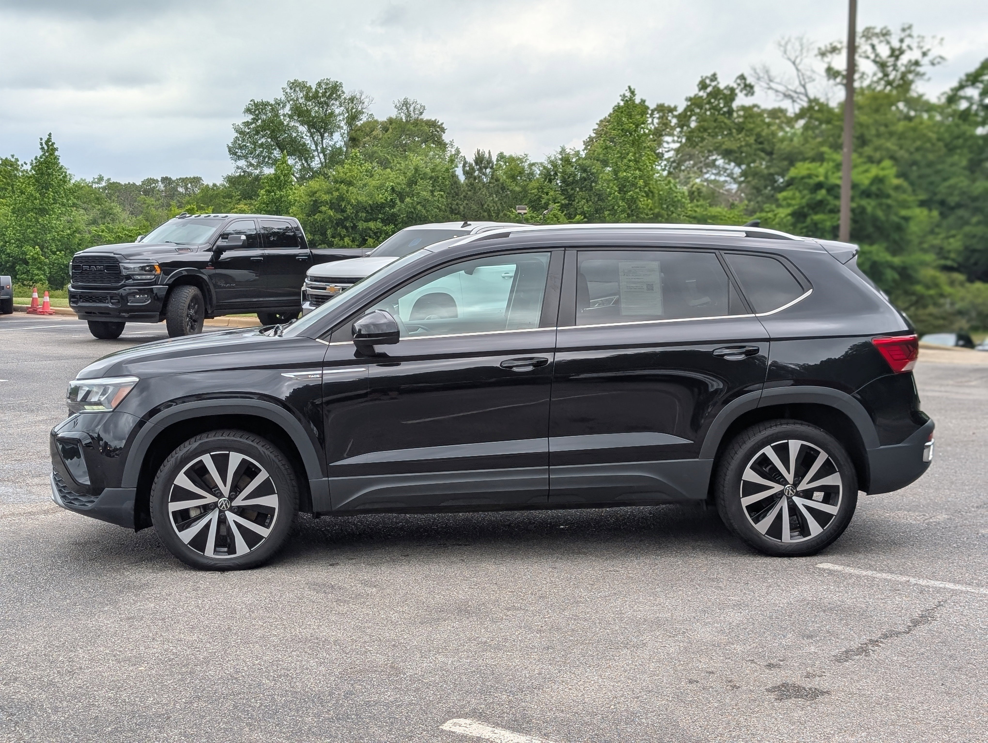 Used 2024 Volkswagen Taos SE FWD image 6
