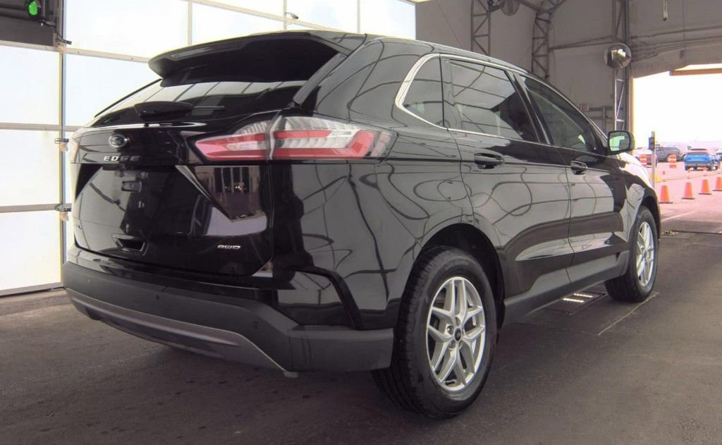 Used 2023 Ford Edge SEL image 3