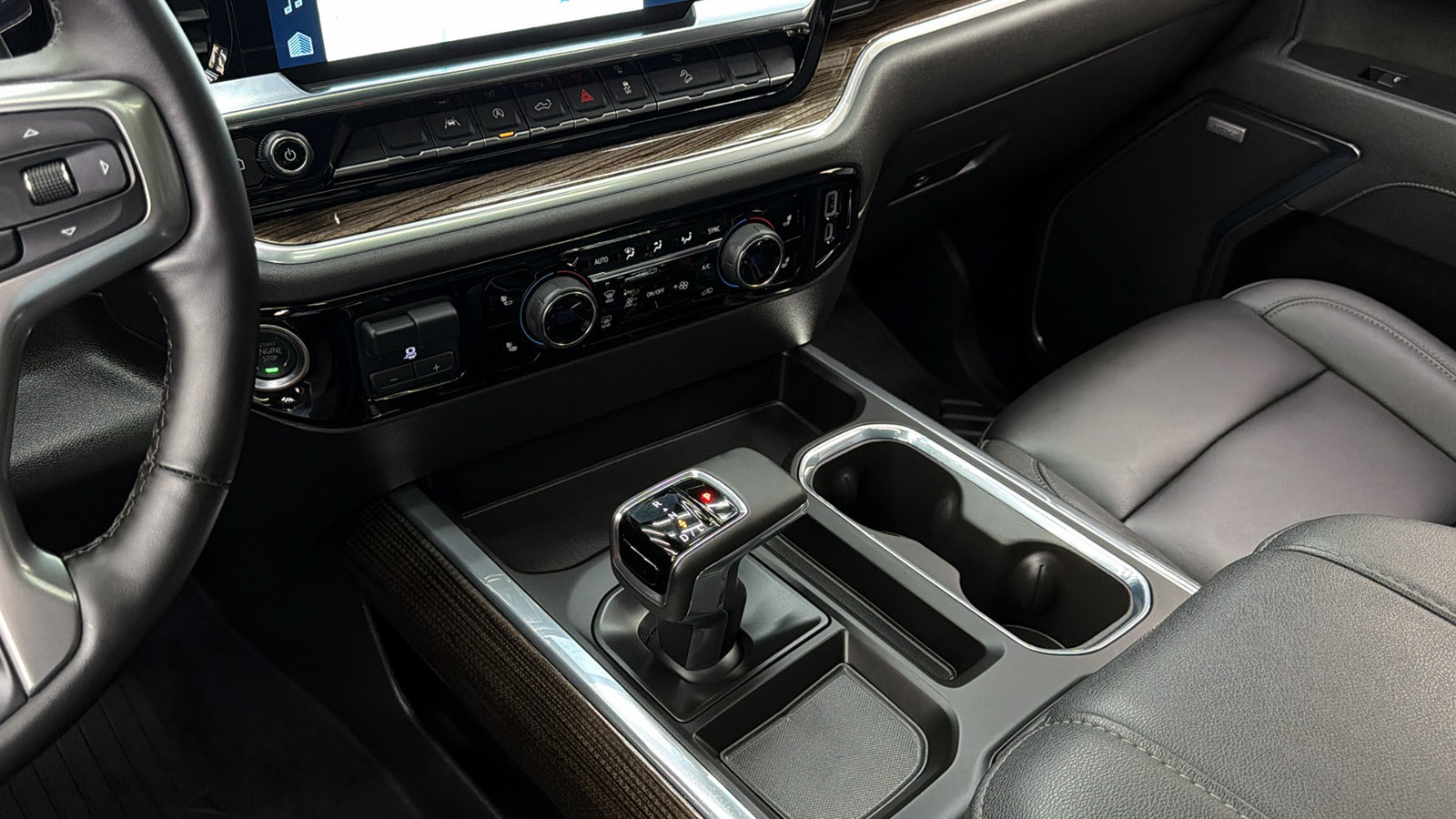 Used 2025 Chevrolet Silverado 1500 LT Trail Boss w/ Convenience Package II AWD/4WD image 32