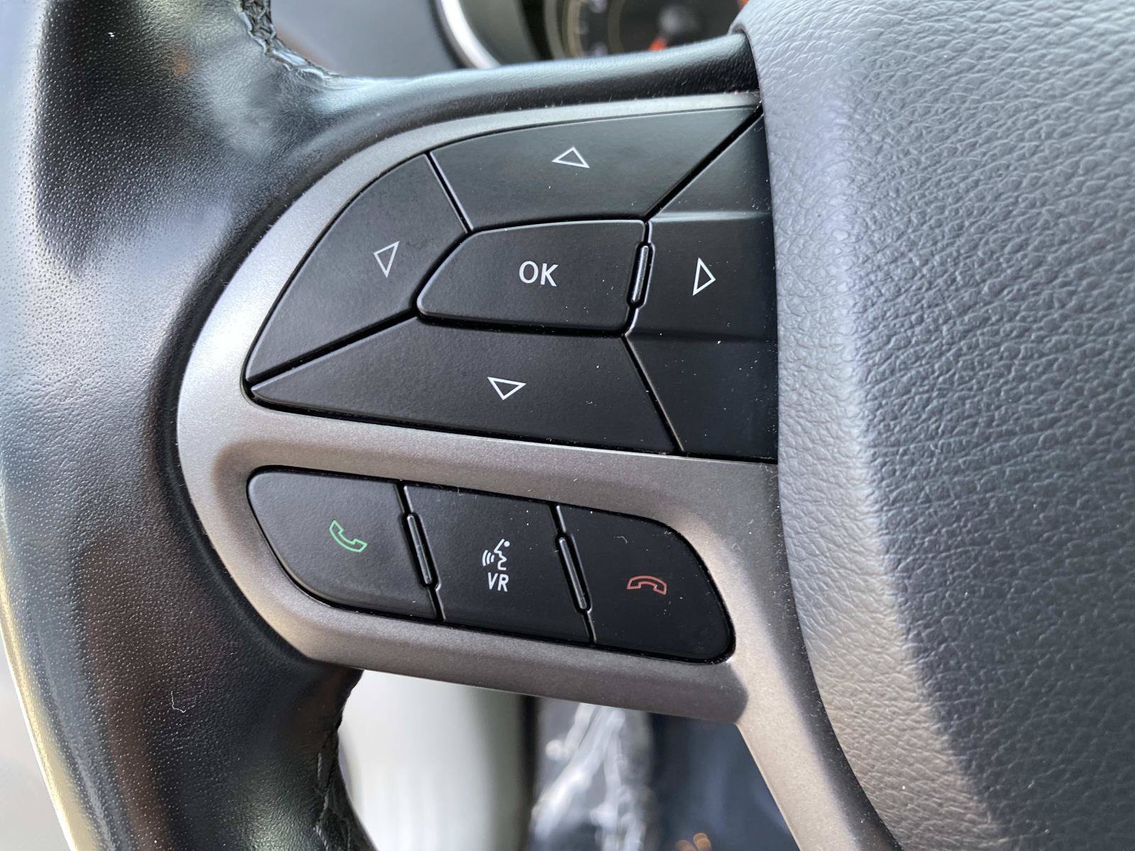 Used 2020 Jeep Cherokee Latitude Plus w/ Comfort/Convenience Group AWD/4WD image 19