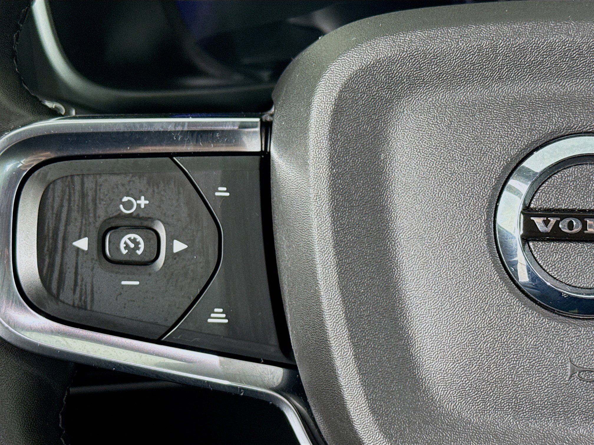 Used 2023 Volvo XC40 Recharge Ultimate image 13