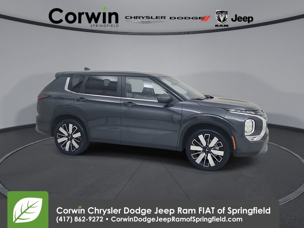 Used 2025 Mitsubishi Outlander SE image 1