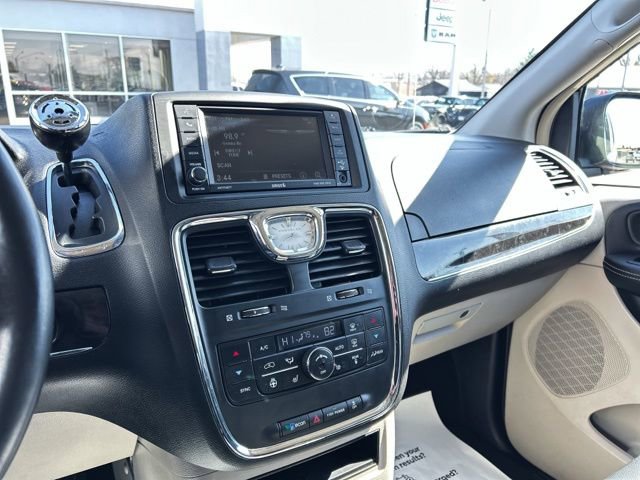 Used 2015 Chrysler Town & Country Touring w/ Driver Convenience Group image 40
