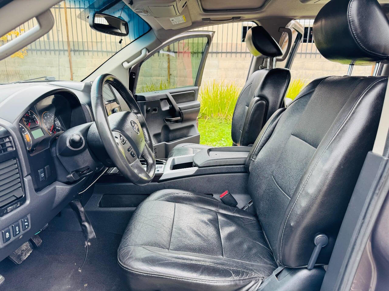 Used 2014 Nissan Titan SL w/ SL Moonroof Package image 8