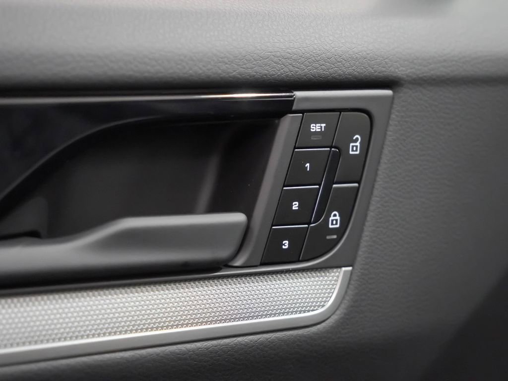 Used 2025 Porsche Cayenne Coupe AWD/4WD image 22