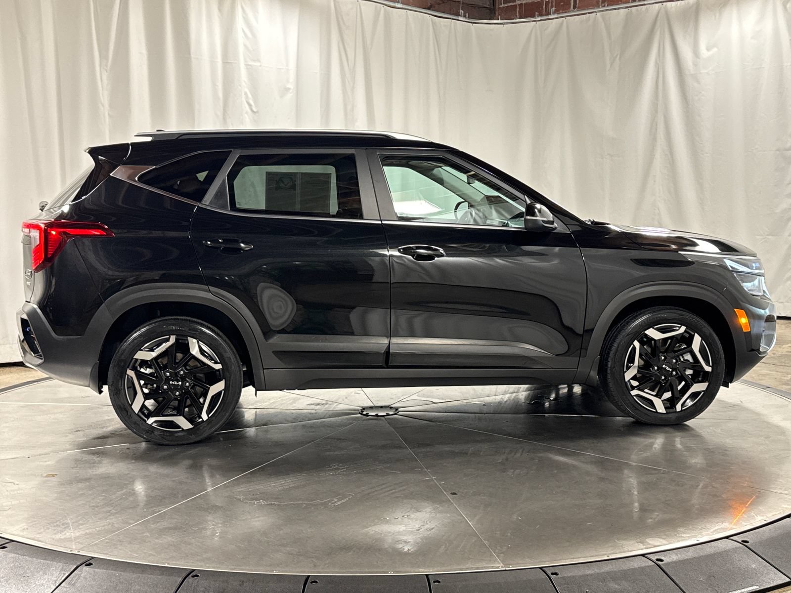 Certified 2024 Kia Seltos SX w/ SX Sunroof Package AWD/4WD image 6