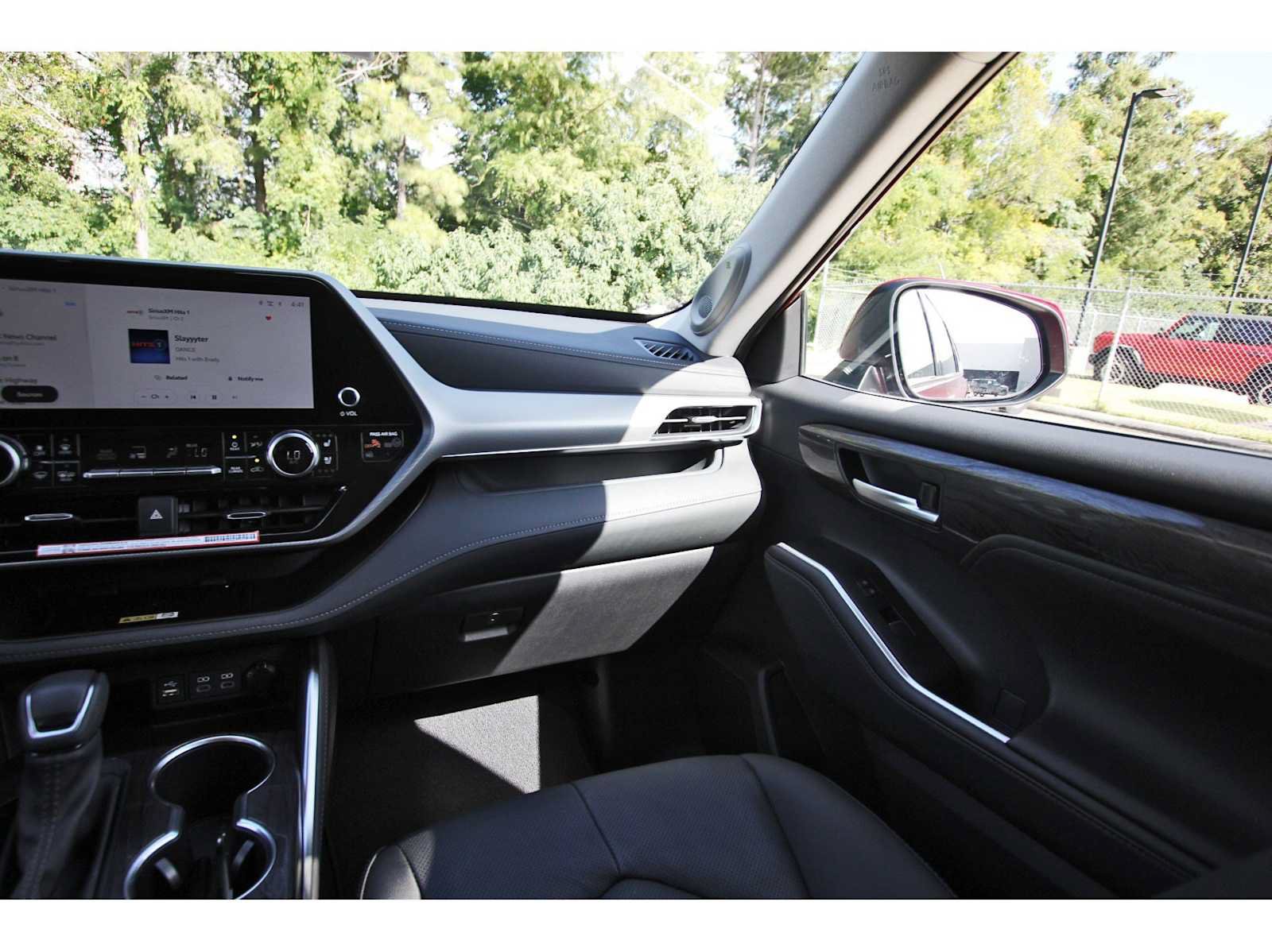 Used 2025 Toyota Highlander Platinum AWD/4WD image 8
