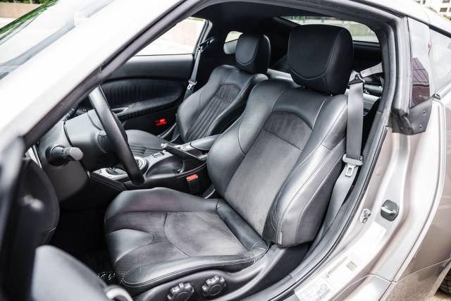 Used 2009 Nissan 370Z Touring RWD image 4