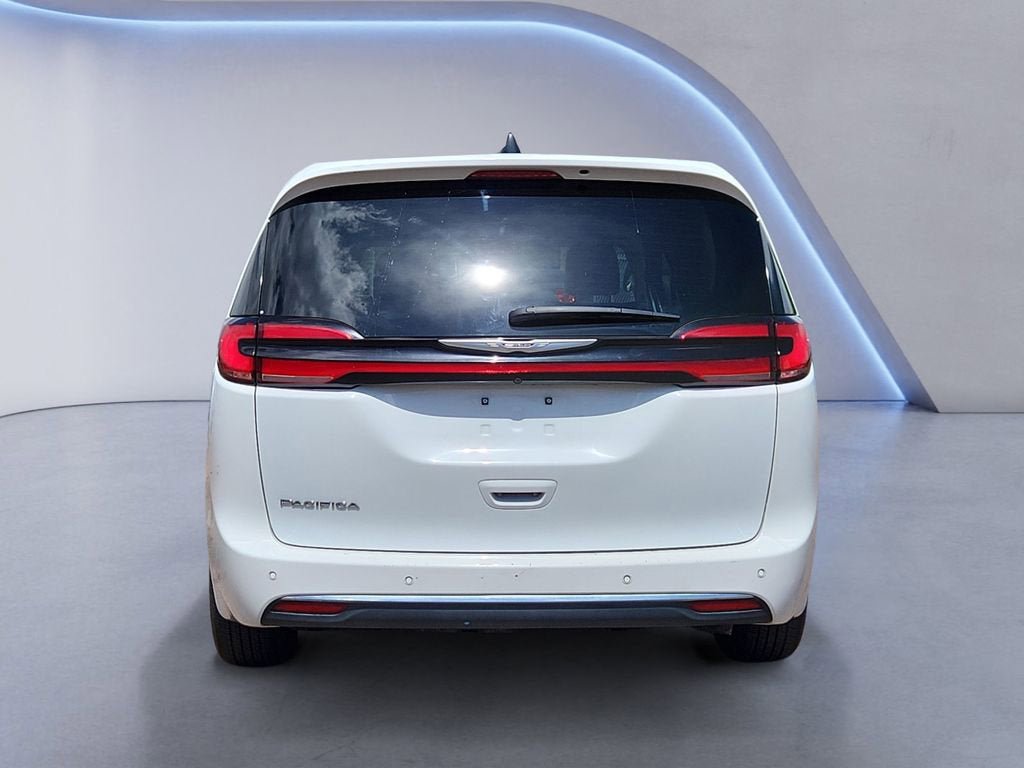 Used 2023 Chrysler Pacifica Touring-L FWD image 4