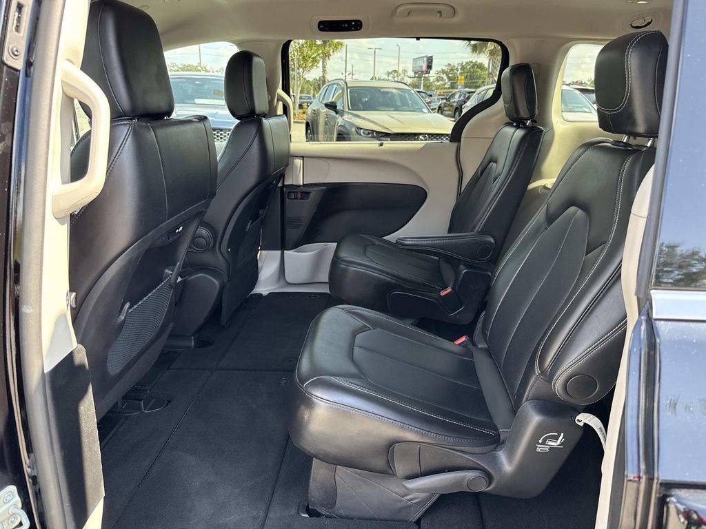 Used 2024 Chrysler Pacifica Touring-L image 13